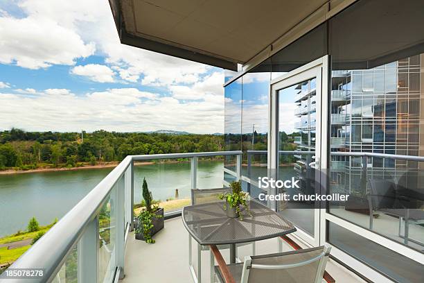 Condominio Con Vista Al Río Y Balcón Foto de stock y más banco de imágenes de Balcón - Balcón, Mirar el paisaje, Río