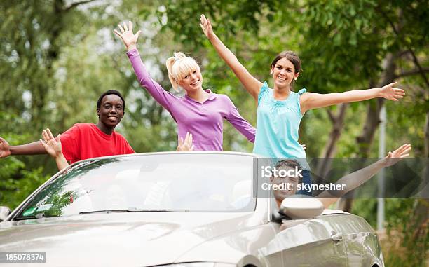 Grupo De Adolescentes Condução Em Um Conversível Carro - Fotografias de stock e mais imagens de Adolescente