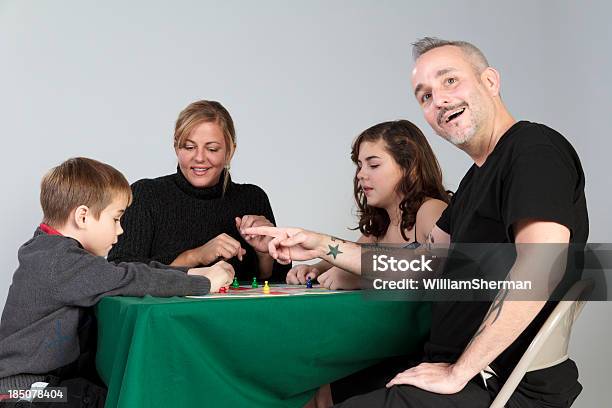 Família De Noite Surpresa Mover - Fotografias de stock e mais imagens de Carta de Baralho - Carta de Baralho, Família, Rir