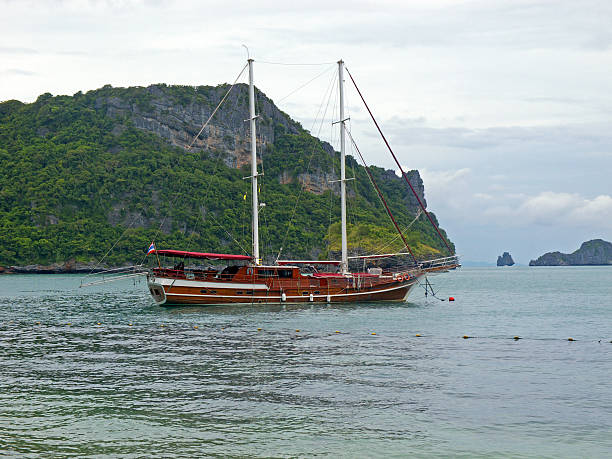 touristic 선박에 앙통 해양 공원 - ang thong islands 뉴스 사진 이미지