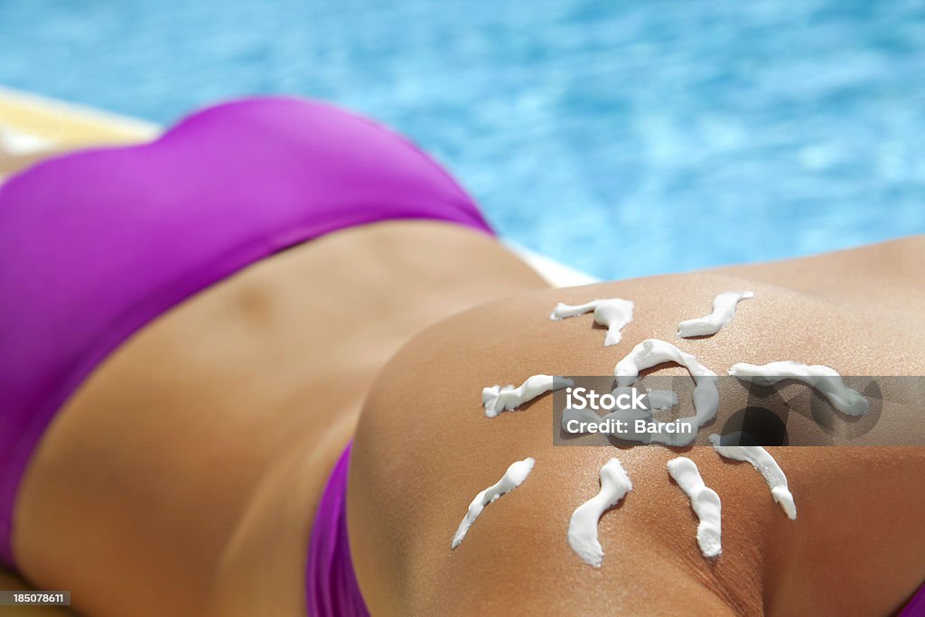 Молодая женщина, применяя солнца кремовый - Стоковые фото 20-24 года роялти-фри