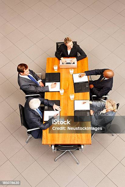 Uomini Daffari Al Tavolo Da Conferenza - Fotografie stock e altre immagini di Abbigliamento da lavoro - Abbigliamento da lavoro, Abbigliamento da lavoro formale, Abbigliamento elegante