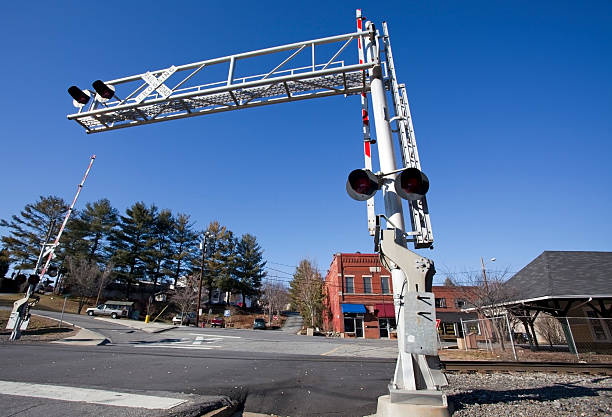 passagem de nível - railroad crossing railway signal gate nobody imagens e fotografias de stock