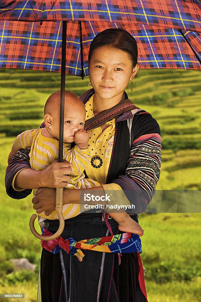 Vietnamita minoria pessoas-mulher de preto Hmong tribo de colina - Royalty-free Família Foto de stock