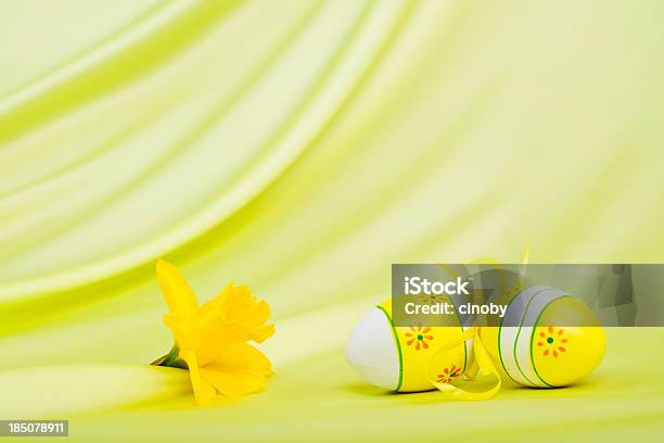 Foto de Ovos De Páscoa E Narcisos Amarelos Bloom e mais fotos de stock de Amarelo - Amarelo, Arranjo, Arranjo de Flores