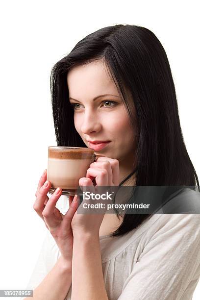 Mujer Joven Disfrutando De Una Taza De Café Cappuccino Foto de stock y más banco de imágenes de Adolescente