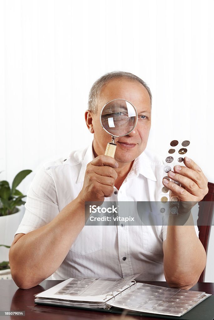 Numismatist - Foto de stock de Lupa - Instrumento óptico libre de derechos