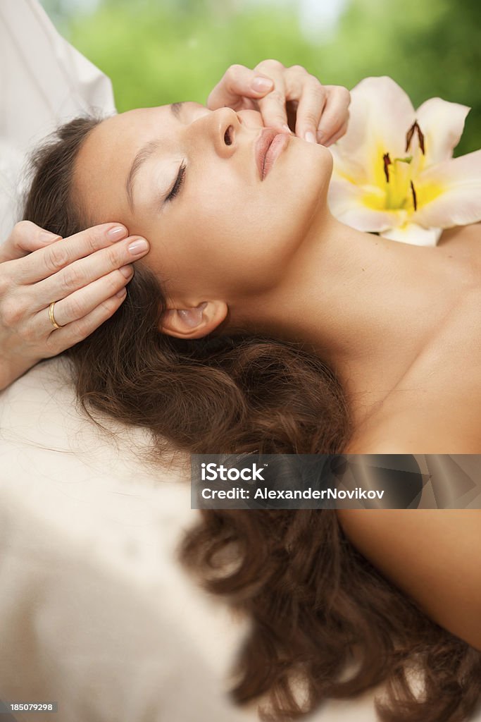 Spa e salão de beleza: Jovem e Bela mulher tendo uma massagem Facial - Foto de stock de 20 Anos royalty-free