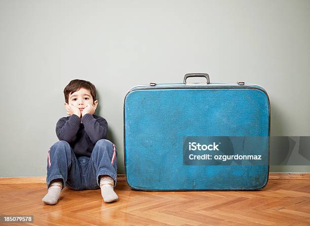 소년만 옆에 이전 여행 가방 여행 가방에 대한 스톡 사진 및 기타 이미지 - 여행 가방, 아이, 슬픔