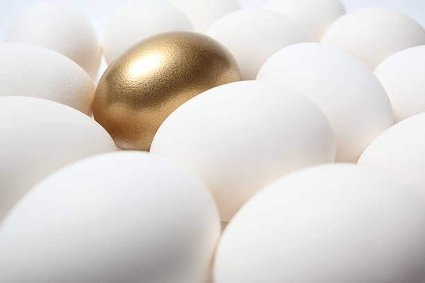 istock Golden Egg in the Middle of Many White Eggs 185079591