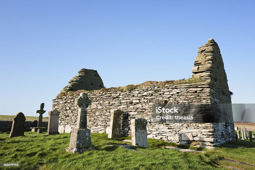 Stone Ruinen von Kilnave Kapelle in der Insel Islay unter dem klaren Himmel. - Lizenzfrei Insel Islay Stock-Foto