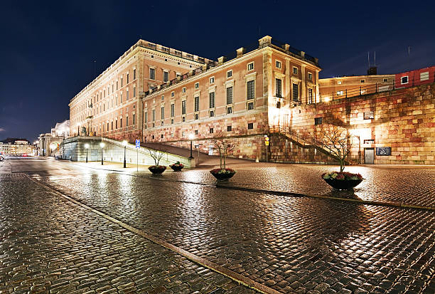 palais royal de stockholm - stadsholmen photos et images de collection