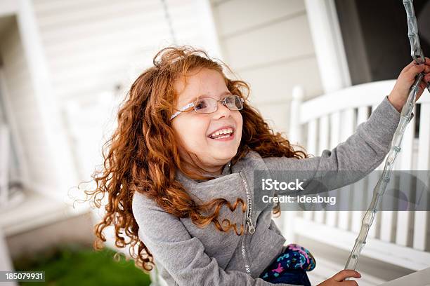 행복한 어린 소녀 외부 포치 흔들리다 4-5세에 대한 스톡 사진 및 기타 이미지 - 4-5세, 감정, 개념