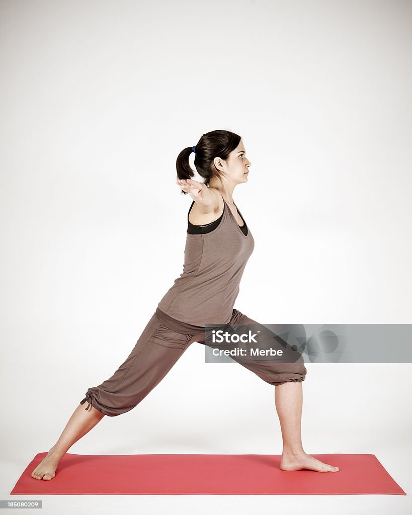 Donna che fa yoga - Foto stock royalty-free di Adulto