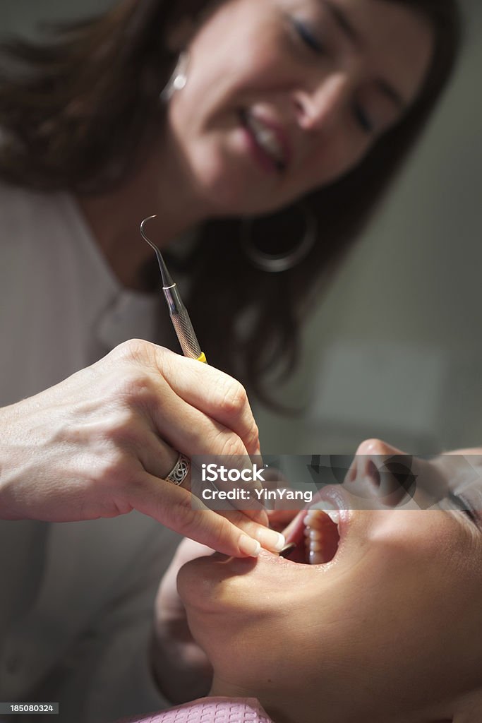 Dental professionellen Arbeiten auf ein Patient in Einrichtung Vertikal - Lizenzfrei Arbeiten Stock-Foto