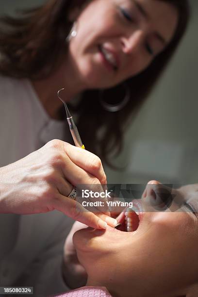 Dental Professionellen Arbeiten Auf Ein Patient In Einrichtung Vertikal Stockfoto und mehr Bilder von Arbeiten