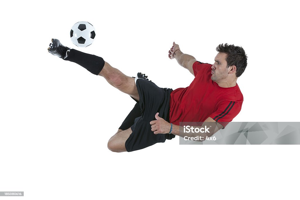 Hombre gritando una pelota de fútbol - Foto de stock de Jugador de fútbol libre de derechos