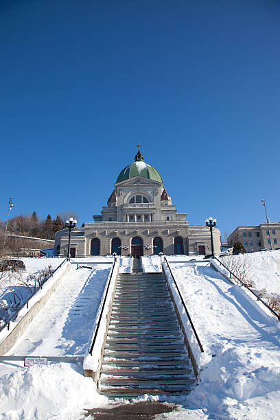 st joseph oratorio in inverno, montreal, quebec - st joseph oratory foto e immagini stock