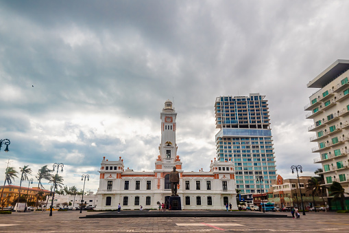 Edificio del faro del puerto de Veracruz en un día nublado