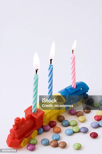 Fiesta De Cumpleaños Tren Con Tres Quemar Velas Foto de stock y más banco de imágenes de Celebración - Acontecimiento - Celebración - Acontecimiento, Celebración - Ocasión especial, Color - Tipo de imagen