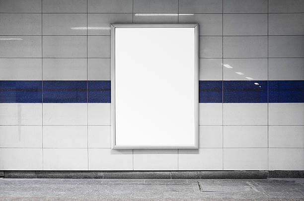 cartellone vuoto nella stazione della metropolitana parete - subway station billboard poster billboard posting foto e immagini stock