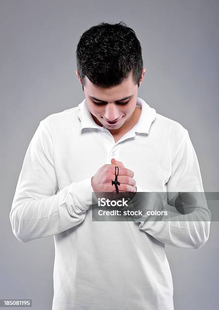 Photo libre de droit de Adolescent Prier banque d'images et plus d'images libres de droit de Regarder vers le bas - Regarder vers le bas, Hommes, Prise de vue en studio