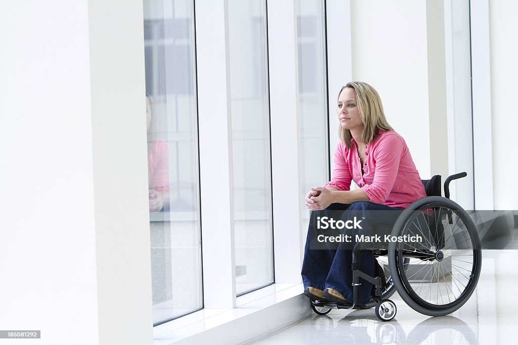美しい女性の外での車椅子のウィンドウ - アクセスしやすいのロイヤリティフリーストックフォト