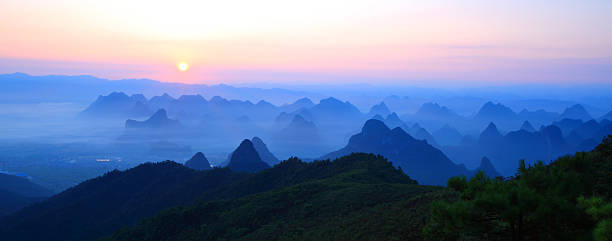colinas de guilin al amanecer - xingping fotografías e imágenes de stock