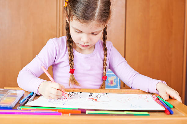 istock Little girl drawing 185081445