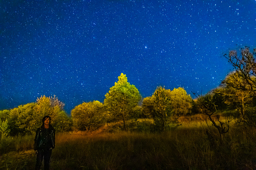 Hombre en la penumbra en un campo bajo un cielo estrellado en monte escobedo zacatecas