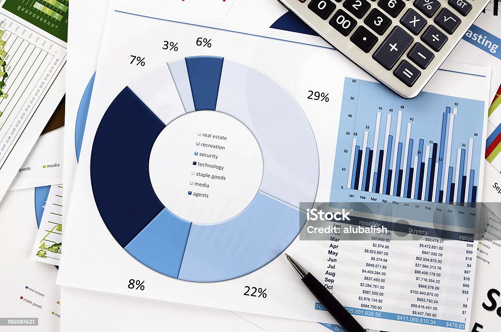 Analisando dados financeiros - Foto de stock de Imposto royalty-free
