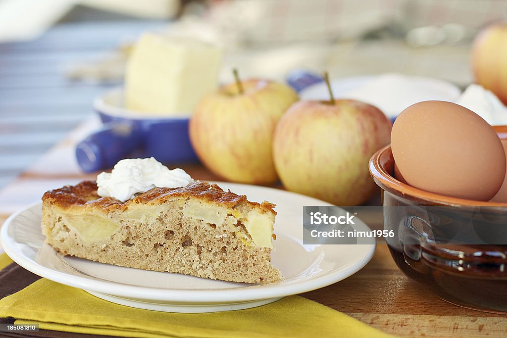 Corte de pastel de manzana - Foto de stock de Al horno libre de derechos