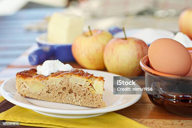 Corte De Pastel De Manzana Foto de stock y más banco de imágenes de Al horno - Al horno, Alimento, Alimentos cocinados