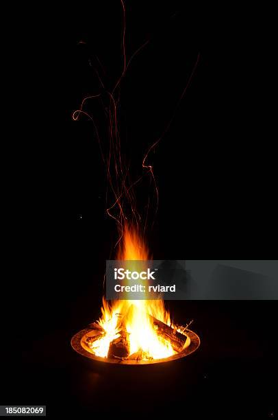 Chamas À Noite - Fotografias de stock e mais imagens de Buraco de Fogueira - Buraco de Fogueira, Calor, Chama