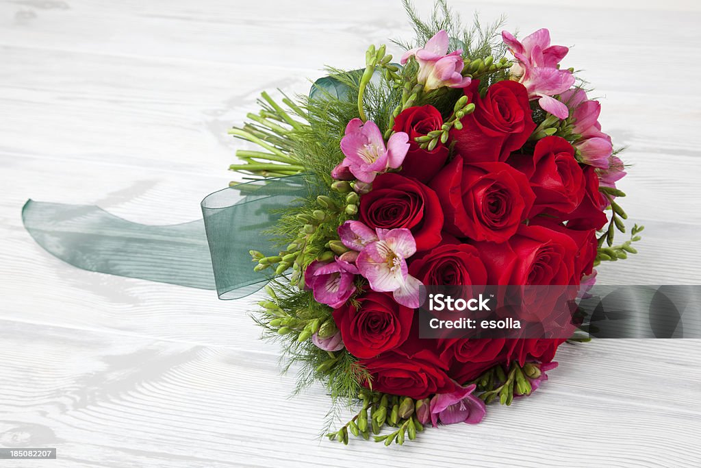 Rose rosse bouquet - Foto stock royalty-free di Bianco