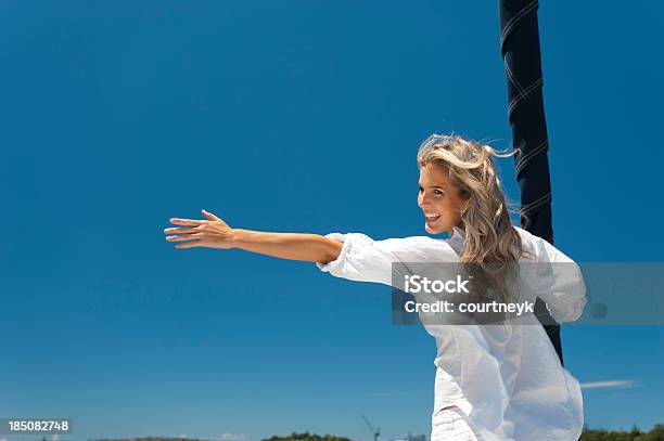 Feliz Mujer En Un Velero Con Cielo Azul Foto de stock y más banco de imágenes de Saludar con la mano - Saludar con la mano, Aire libre, Alcanzar