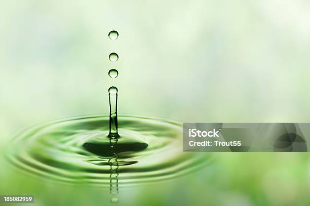 Três Verde Queda De Água Gotas - Fotografias de stock e mais imagens de Cair - Cair, Chapinhar, Chuva