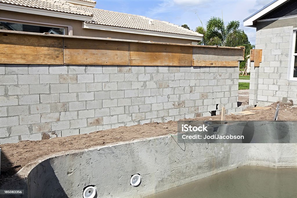 Novo Piscina Parede de Cimento Em construção - Royalty-free Muro Circundante Foto de stock