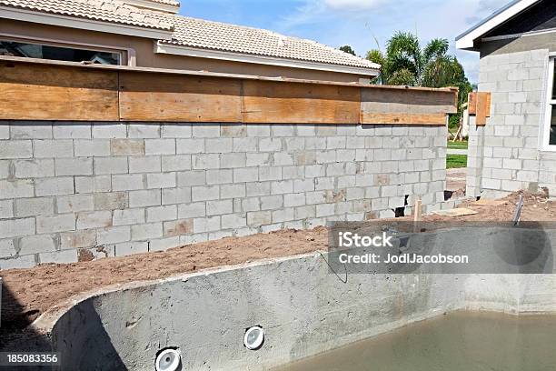 Novo Piscina Parede De Cimento Em Construção - Fotografias de stock e mais imagens de Muro Circundante - Muro Circundante, Parede, Tijolo - Bloco de Betão