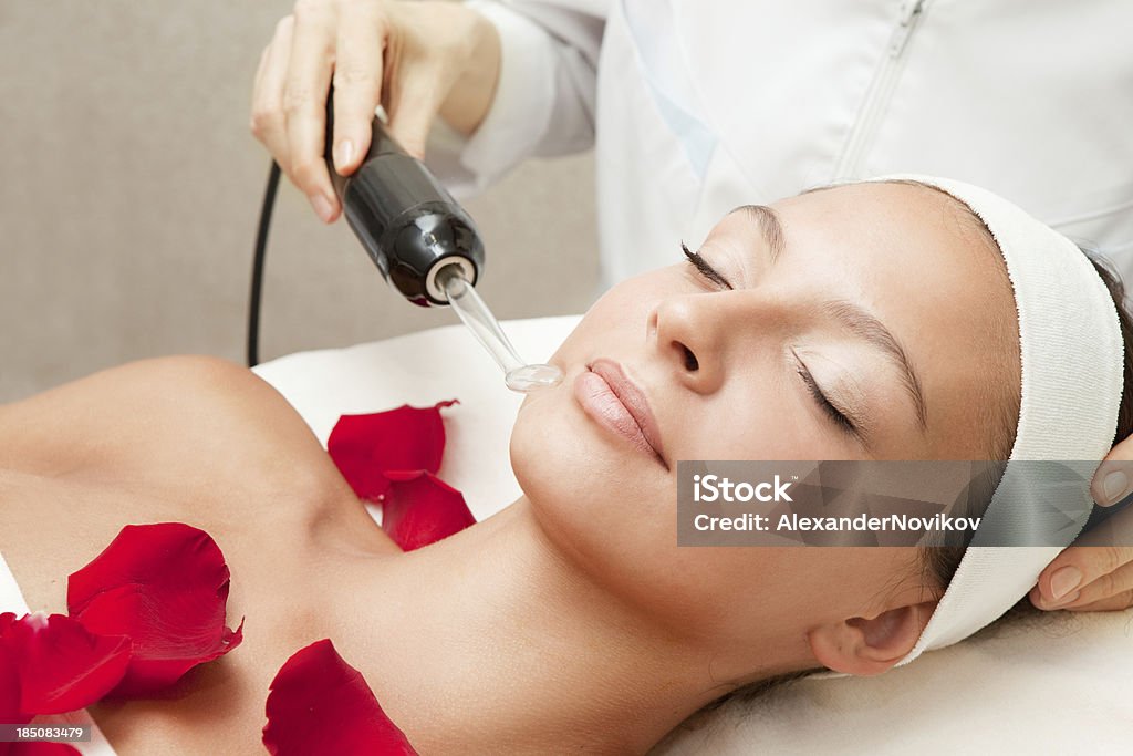 Spa salão: Jovem bela mulher tendo Massagem Facial - Royalty-free Adulto Foto de stock