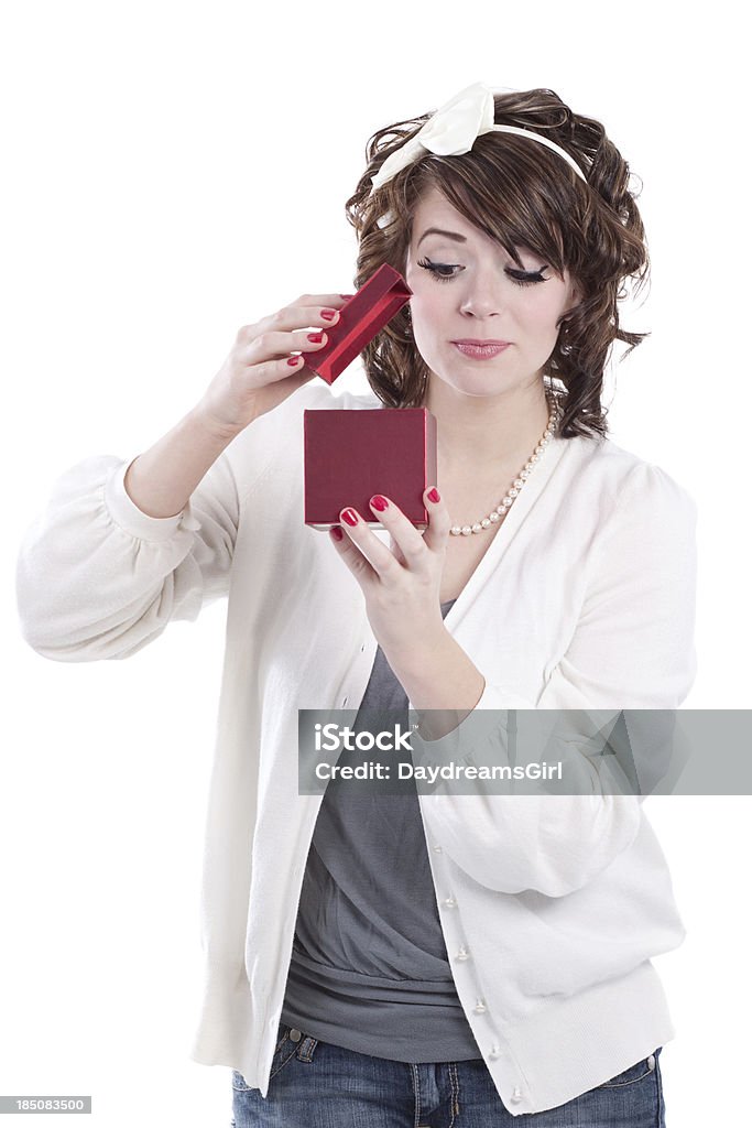 Kobieta otwarcia prezent z kokardą czerwone pole - Zbiór zdjęć royalty-free (20-24 lata)