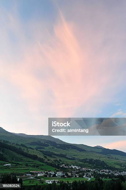 Valle De Engadina Al Atardecer Foto de stock y más banco de imágenes de Aire libre - Aire libre, Aldea, Casa