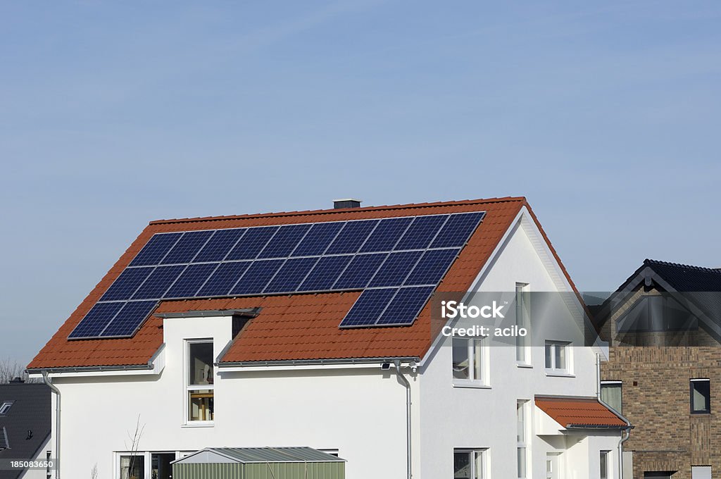 Branco casa com painéis solares no Telhado - Royalty-free Painel Solar Foto de stock