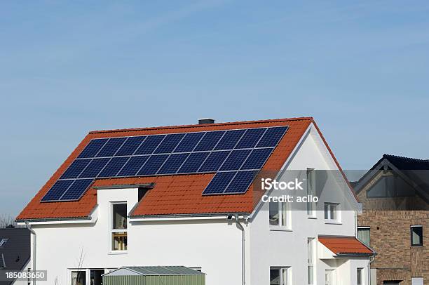 Branco Casa Com Painéis Solares No Telhado - Fotografias de stock e mais imagens de Painel Solar - Painel Solar, Central de Energia Solar, Energia Solar