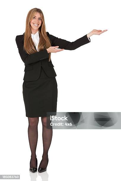 Zufrieden Geschäftsfrau Gestikulieren Stockfoto und mehr Bilder von Anzug - Anzug, Attraktive Frau, Blick in die Kamera