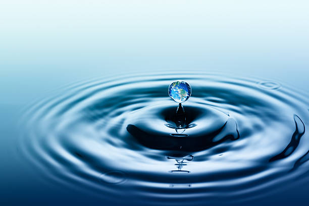 istock Water drop with reflection of the globe 185084048