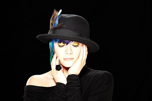 adulto joven mujer modelo usando sombrero - stage makeup peacock make up feather fotografías e imágenes de stock