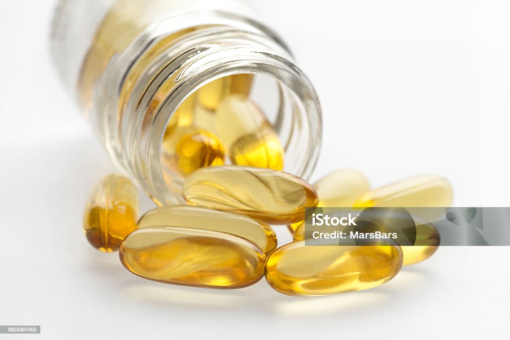 Omega 3 capsules d'huile de poisson et bouteille - Photo de Vitamine E libre de droits