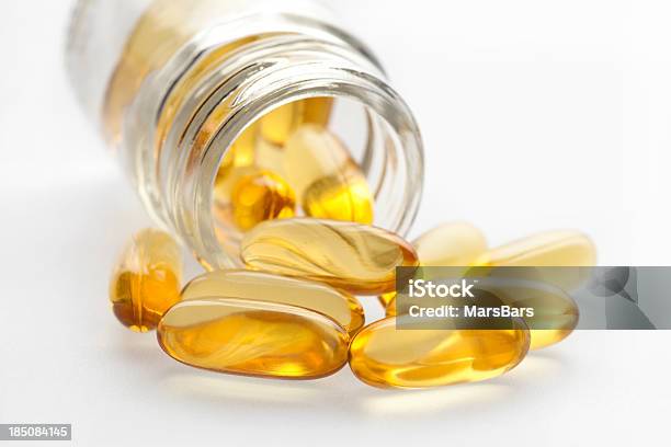 Photo libre de droit de Omega 3 Capsules Dhuile De Poisson Et Bouteille banque d'images et plus d'images libres de droit de Vitamine E - Vitamine E, Complément vitaminé, Bouteille