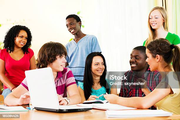 Grupo De Adolescente Estudiantes Usando Computadora Portátil Foto de stock y más banco de imágenes de Comunicación global